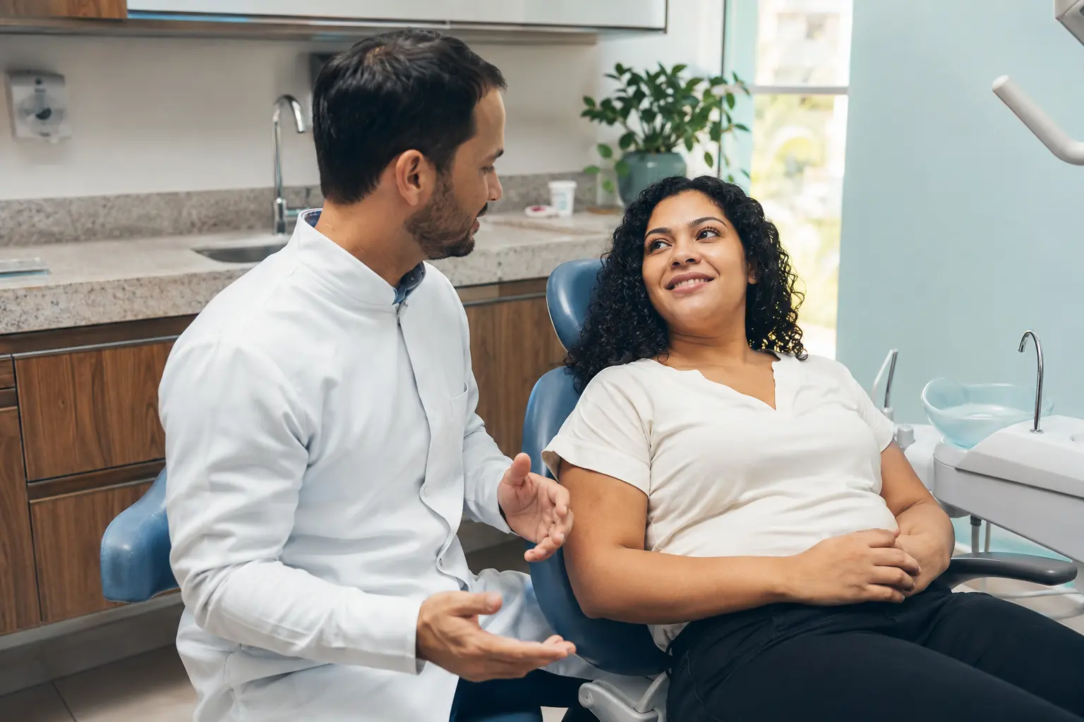 Profissional atendendo paciente em clínica odontológica moderna